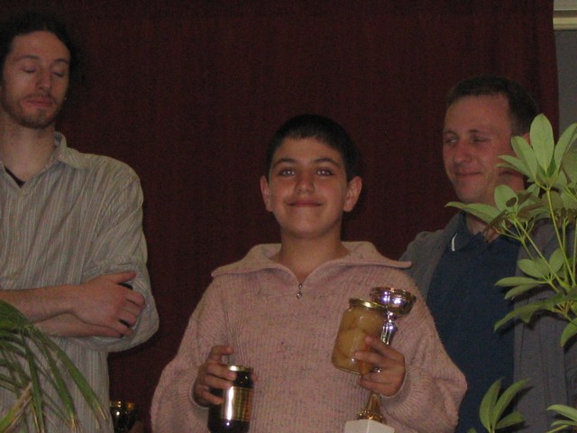 Le jeune Edouard qui à l'air content de son prix et entouré des organisateurs fatigués :)